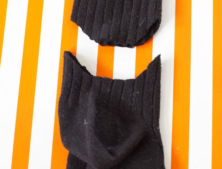 15 Minute Halloween Craft: Black Sock Cat | Hometalk