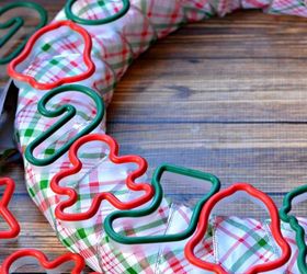 cookie cutter christmas wreath, christmas decorations, crafts, wreaths