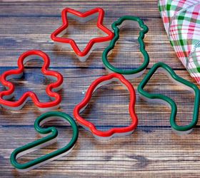 cookie cutter christmas wreath, christmas decorations, crafts, wreaths