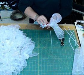 how to make deco mesh snowman wreath, crafts, how to, seasonal holiday decor, wreaths