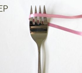 make a perfect little bow using a fork, crafts, seasonal holiday decor