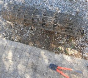 wire fencing turned christmas light decor, christmas decorations, seasonal holiday decor