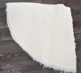 diy no sew faux fur christmas tree skirt, christmas decorations, crafts, seasonal holiday decor