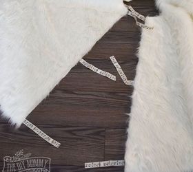 diy no sew faux fur christmas tree skirt, christmas decorations, crafts, seasonal holiday decor