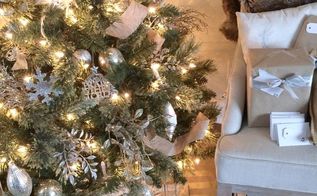 Flocked farmhouse thecreativityexchange ribbon Cozy Farmhouse Entryway - Home for Christmas! #HomeForChristmas | Hometalk