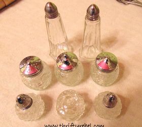 repurposed salt and pepper snowpeople ornaments, christmas decorations, crafts, repurposing upcycling, seasonal holiday decor