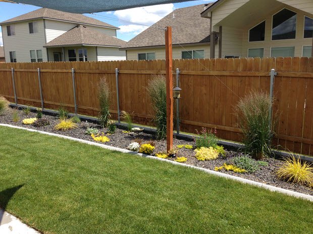Got Ugly Metal Fence Posts Easy Diy Cure Hometalk Got Ugly Metal Fence Posts Easy Diy Cure Fences Outdoor Living