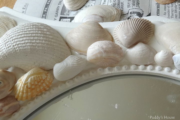 espejo de conchas marinas diy, pegar la fila interior de conchas