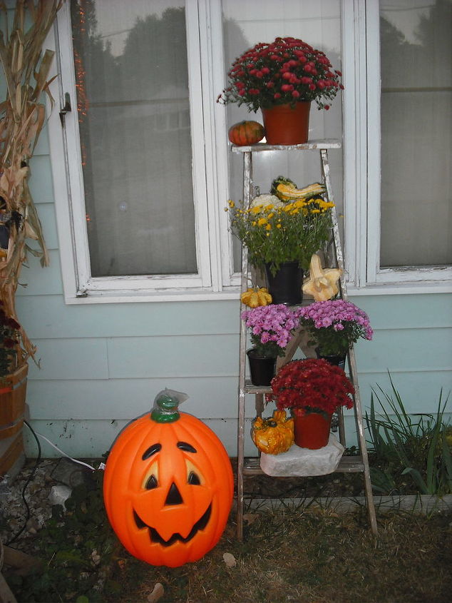 my halloween decorating so far, curb appeal, flowers, halloween decorations, seasonal holiday decor