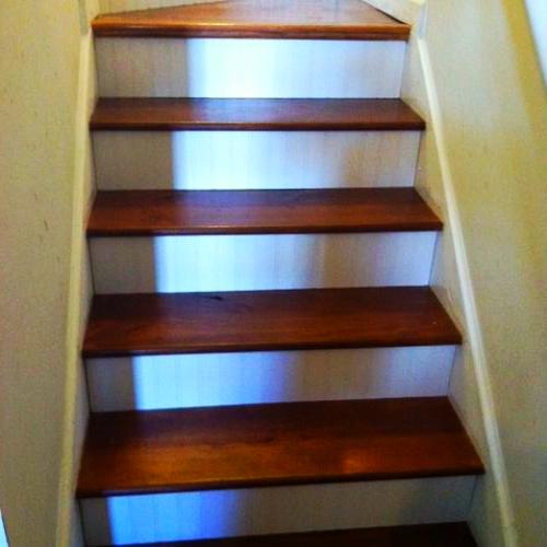 ajude a reformar uma escada acarpetada, Projeto finalizado Um revestimento de poliuretano acetinado e madeira foi usado para os risers