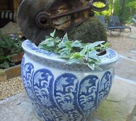 i used an old well pulley amp blue amp white urn to create color amp interest, gardening