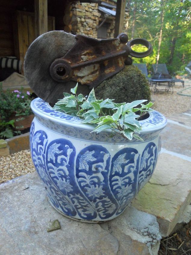 i used an old well pulley amp blue amp white urn to create color amp interest, gardening
