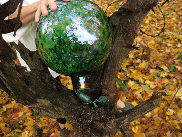 bola de cristal iluminada, Las luces se introducen en el interior de la bola de observaci n As es como la bola se asienta en el hueco del tronco
