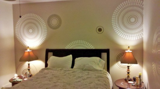 falling for these funky wheel wall stencil ideas, home decor, painting, wall decor, A neutral colored bedroom uses the funky wheel wall design to bring life to its space