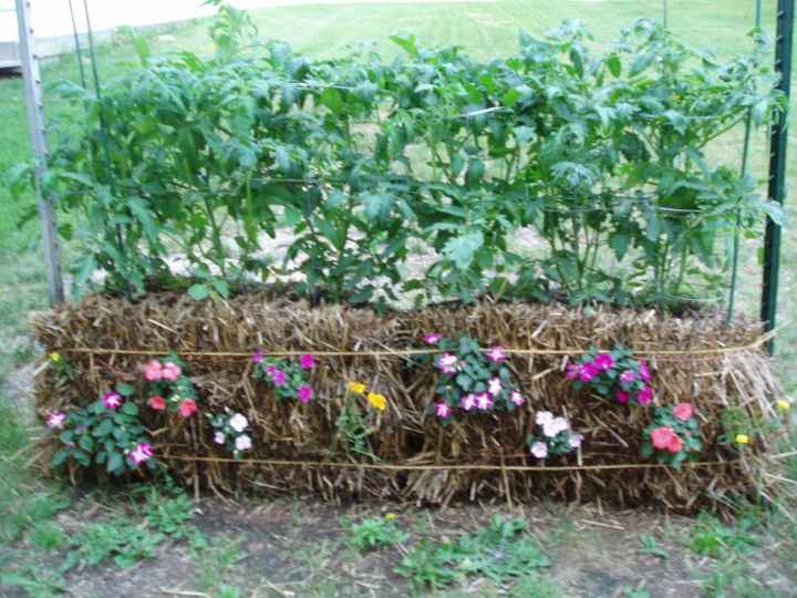 jardinera con balas de paja genial en todos los climas desde el rtico hasta las, La plantaci n de plantas anuales en los laterales tambi n hace que el jard n resulte atractivo adem s de productivo