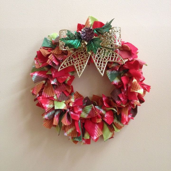 diy fleece wreath, crafts, seasonal holiday decor, wreaths, Wreath made from a fleece throw 2 98 at Walmart wire hangar and bow from the dollar store