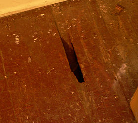 cmo arreglar los agujeros en estos suelos de madera, otro agujero encontrado bajo la alfombra en la sala de estar