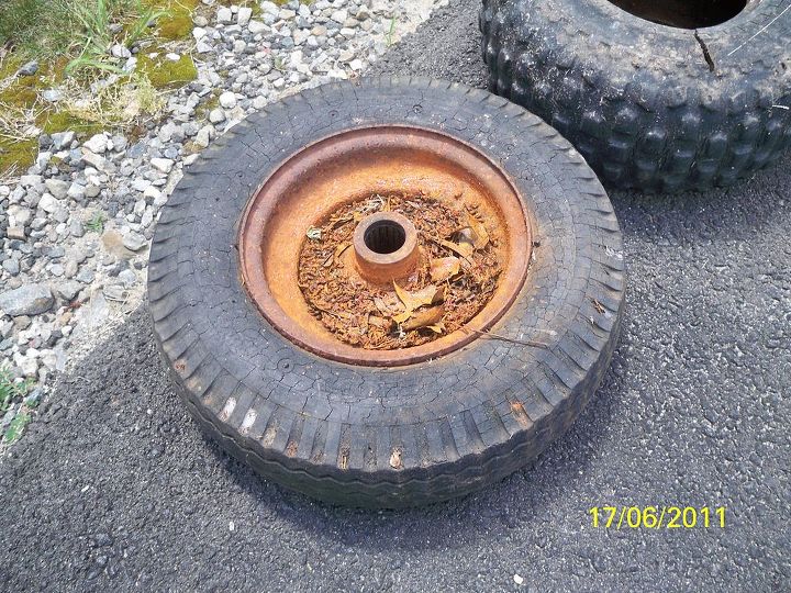 the leopart tire planter, gardening, repurposing upcycling, See all the crackling and crazing in the rubber