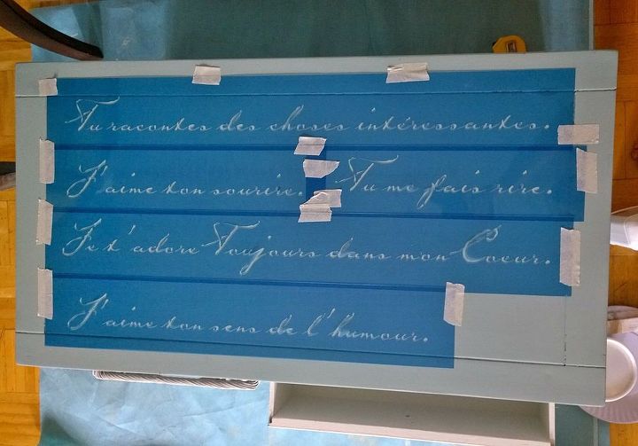 mesa de centro azul y blanca con plantilla de escritura francesa romntica