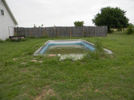 casa en venta, Bueno hab a agua en la piscina cuando la foto fue tomada Ahora es seco Tengo que agradecer el calor de Texas para el drenaje de un estanque de lodo