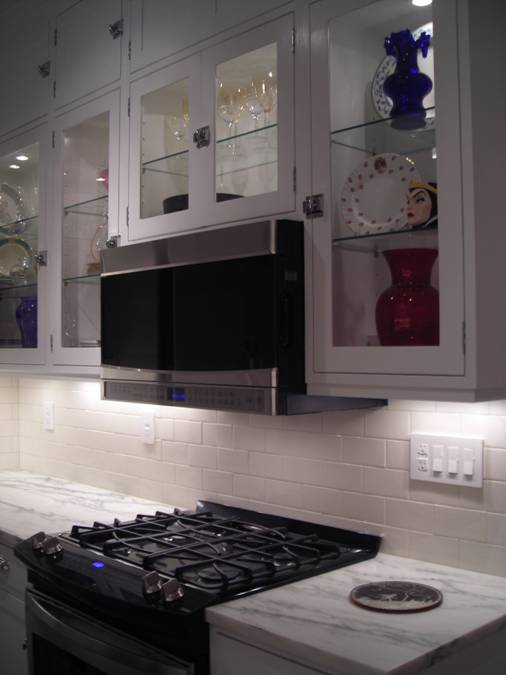kitchen lighting makeover a stunning transformation, home decor, kitchen backsplash, kitchen design, lighting, Close up of countertops with xenon lighting