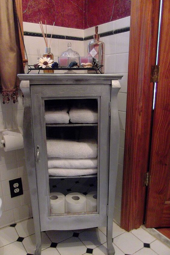 o txi mais bonito, um bom banheiro para toalhas e produtos de higiene pessoal