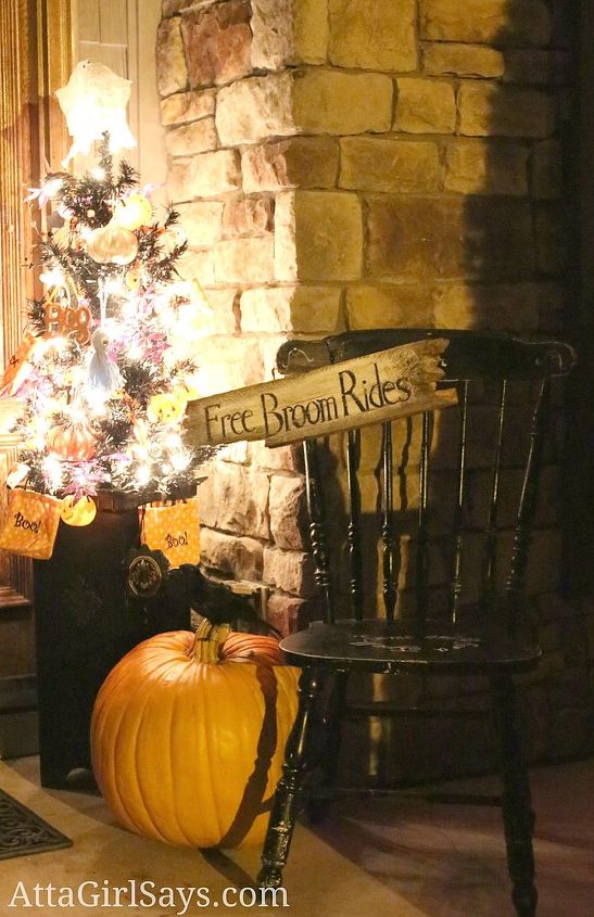 decorao da varanda da frente de outono e assustadora de halloween, rvore assustadora de Halloween e cadeira de bruxa