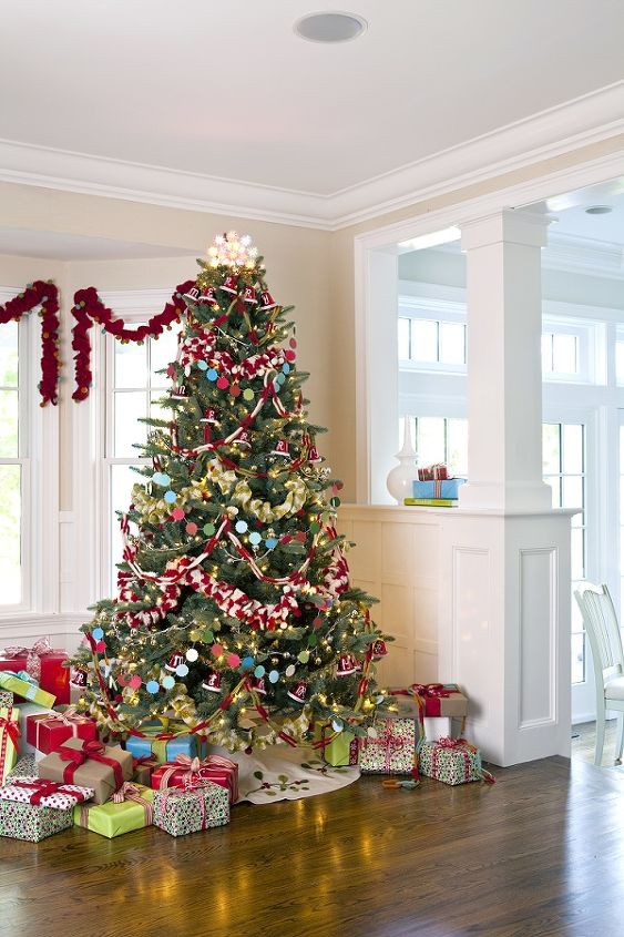 rboles de navidad de 6 maneras, Guirnalda No hay nada m s f cil de decorar o de desmontar que un rbol envuelto completamente en guirnaldas La guirnalda de punto grueso es la base para los anillos de fieltro las bayas met licas y las campanas muy alegres