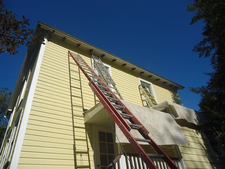 canalizao de telhado instalao de calha meia volta, v rias escadas de extens o e uma m o sempre til