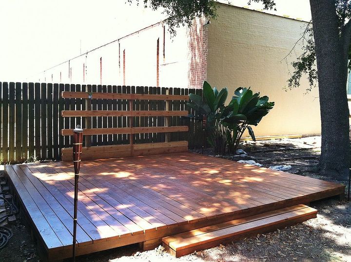 cubierta del patio trasero en nueva orleans, Acabado con sellador de agua acabado de cedro natural Paso hecho de dos postes de 6 pies 4x6 y dos tablas de 6 pies 2x6 Asegurado con soportes de metal