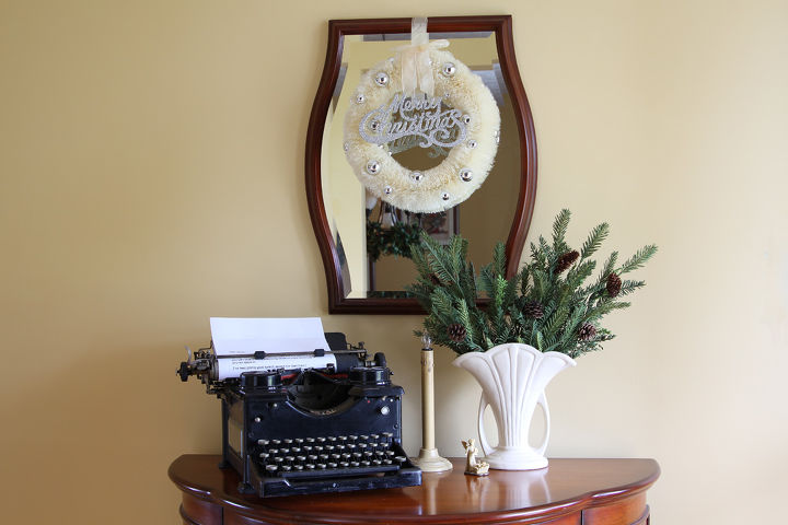 vintage typewriter as christmas decor, seasonal holiday d cor