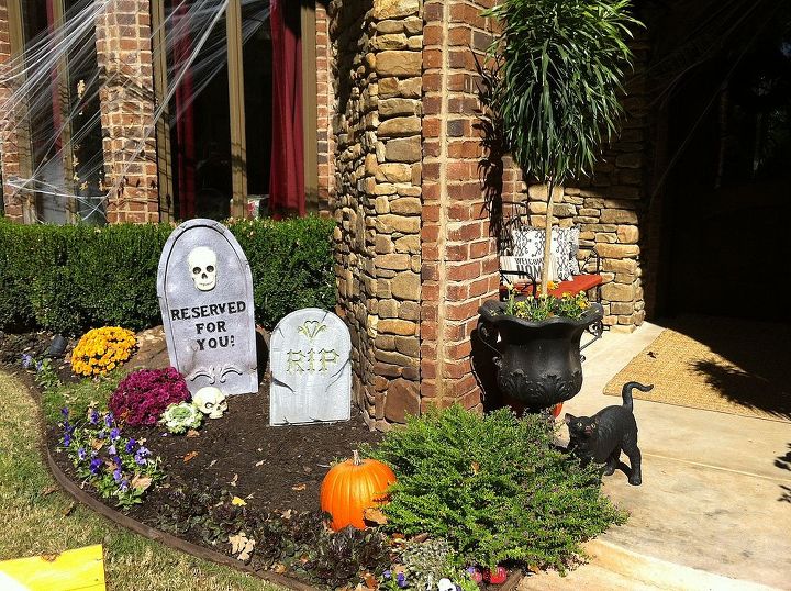 ideas para decorar en halloween visita a la casa, L pidas RIP y un gato negro vintage