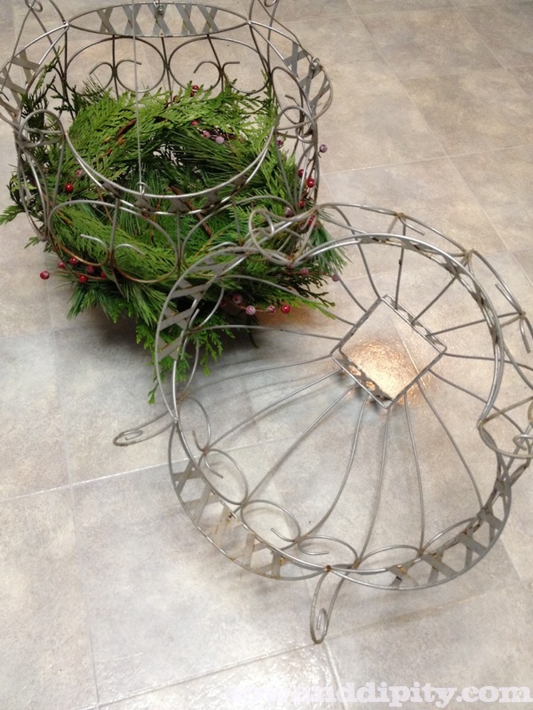 convierte viejas cestas colgantes en luminarias de exterior, Convierte las viejas jardineras de alambre en bonitas cestas colgantes de invierno