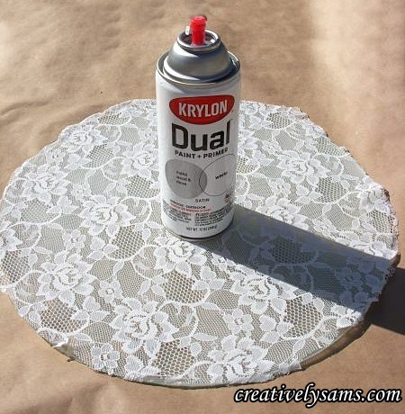 una mesa de encaje, Luego roci 3 capas ligeras de pintura en spray Krylon sobre el encaje