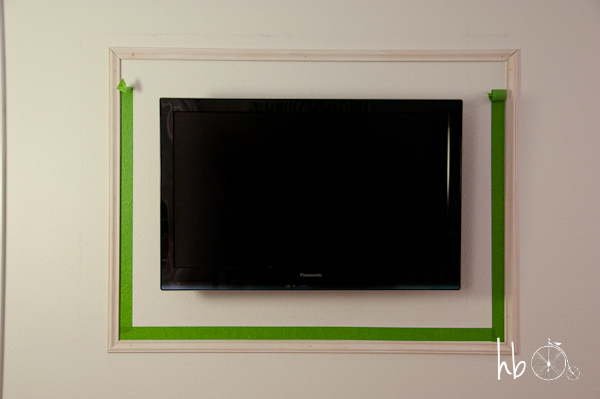 marco de bricolaje para un televisor de pantalla plana, El uso de cinta adhesiva para delinear el marco hace que la instalaci n sea f cil y r pida