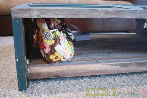 mesa de centro com porta recuperada, A estante feita de madeira de nogueira recuperada