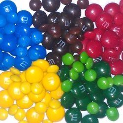 como fazer anis olmpicos, Monte uma mesa de doces com balas de cores diferentes M Ms Skittles jujubas Use copos de pl stico e guardanapos de cores diferentes para completar o visual
