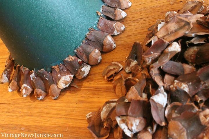 rvore de natal diy pinha, Cola quente em um vaso de cemit rio de pl stico ou um cone de isopor coberto de papel