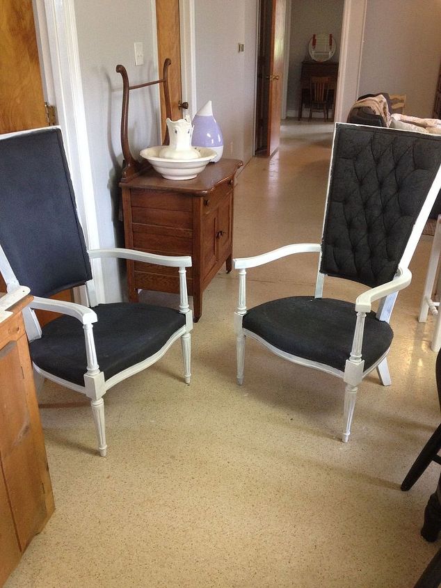 as cadeiras de tecido pintado