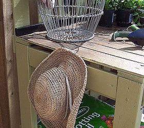 pallet potting table, gardening, pallet, Hooks for hats