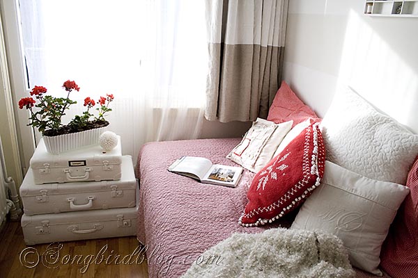 hospede seu quarto de hspedes para usar como sala de leitura depois que os, Troque os travesseiros e as fotos da cama e deixe seu quarto mais invernal