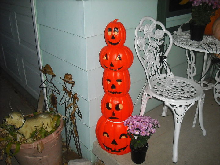 my halloween decorating so far, curb appeal, flowers, halloween decorations, seasonal holiday decor, On porch before rearranging