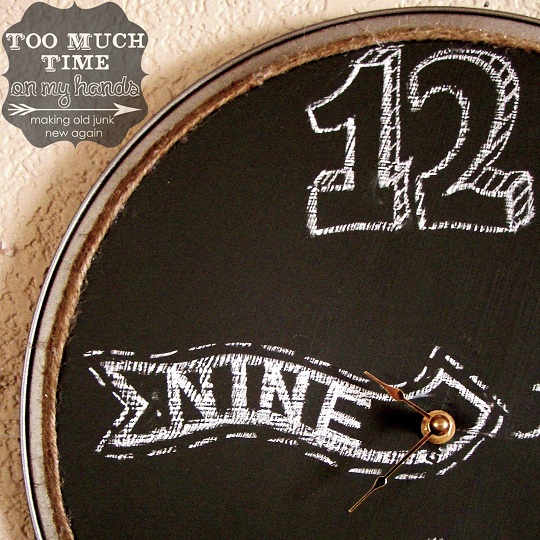 creative diy chalkboard ideas, chalkboard paint, crafts, mason jars, repurposing upcycling, Upcycled Pizza Pan Chalkboard Clock via Too Much Time on my Hands