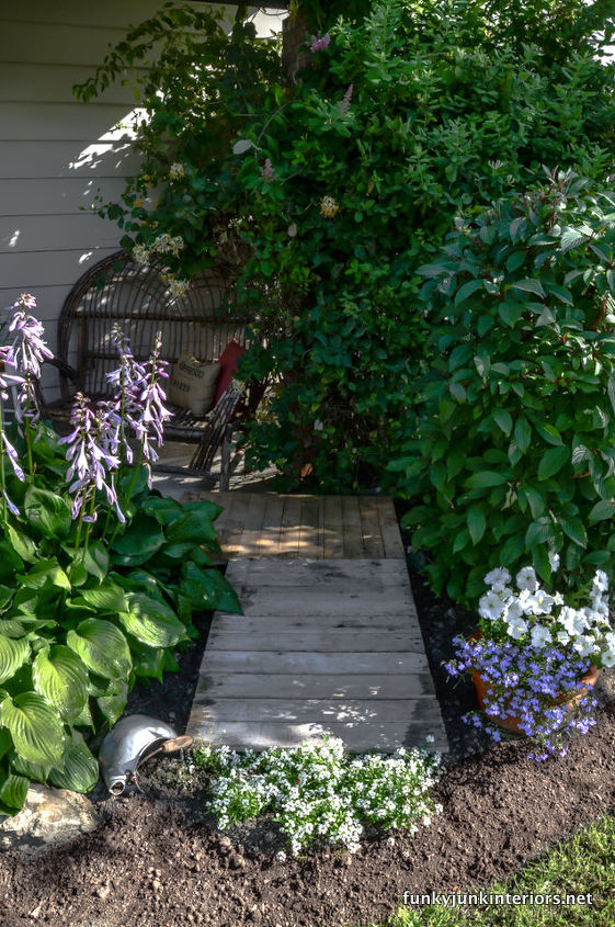 my beautiful blooming august garden that didn t die, flowers, gardening, outdoor living, Two smaller pallets were simply tucked into place for another little secret walkway