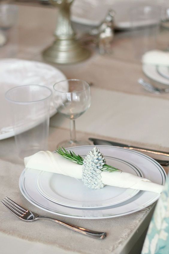 simple thanksgiving table, seasonal holiday d cor, thanksgiving decorations, Throw away dishes and utensils that are disguised as fine china make for a quick cleanup