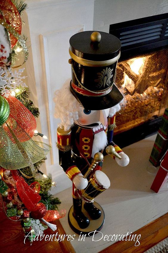 nuestro manto navideo de 2013, Los cascanueces altos hacen guardia junto a los regalos