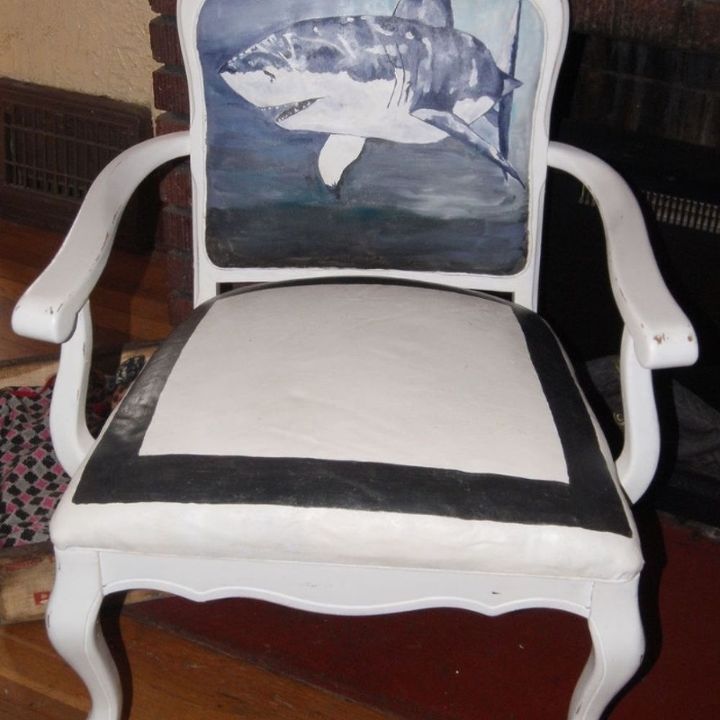 silla pintada con un giro