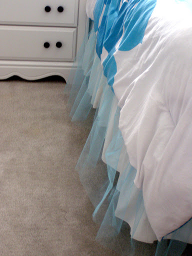 a cool girls bedroom, bedroom ideas, home decor, Added tulle to plain white bedskirt