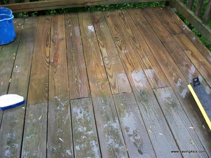cmo limpiar una terraza, Aqui se puede ver como la transformacion estaba teniendo lugar La madera tiene mucho mejor aspecto despu s de un buen fregado