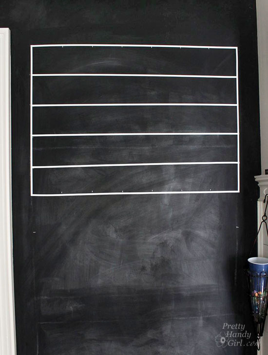 diy chalkboard calendar wallupdates, Utiliza tus l neas de vinilo para delinear el calendario y crear las l neas horizontales